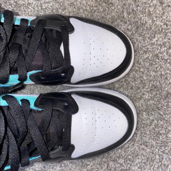 Air Jordans 1 Mids :: Igloo - Picture 6 of 7